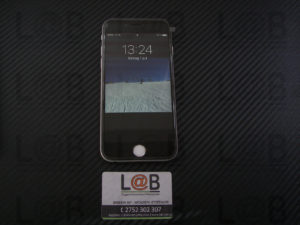 Αντικατάσταση σπασμένης λευκής οθόνης iPhone 6 με καινούρια μαύρη οθόνη 