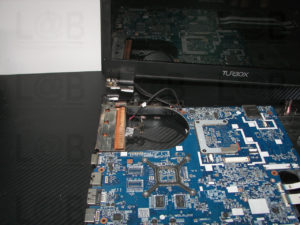 Επιδιόρθωση βύσματος τροφοδοσίας και μεντεσέ σε laptop TurboX