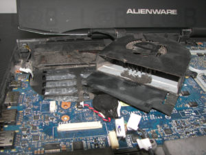 Φυσικός καθαρισμός σε laptop DELL Alienware