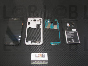 Αντικατάσταση βύσματος τροφοδοσίας σε τηλέφωνο Samsung Galaxy J500 (2015)