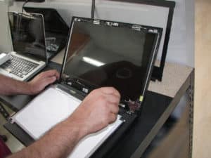 Αντικατάσταση σπασμένης οθόνης σε laptop DELL Inspiron 3542