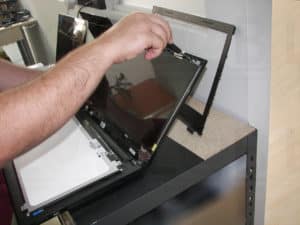 Αντικατάσταση σπασμένης οθόνης σε laptop DELL Inspiron 3542