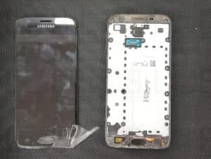 Αντικατάσταση οθόνης σε τηλέφωνο Samsung Galaxy J330 (2017) μαύρο