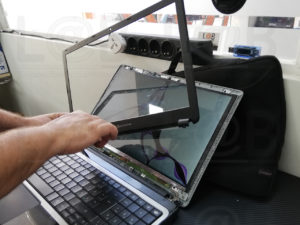 Αντικατάσταση οθόνης σε laptop Packard Bell