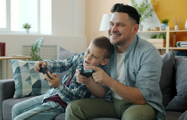 Πατέρας και γιος παίζουν video game