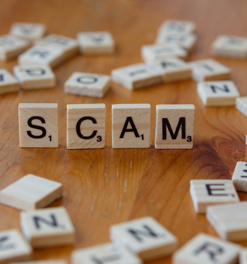 Η λέξη SCAM από ξύλινα γράμματα