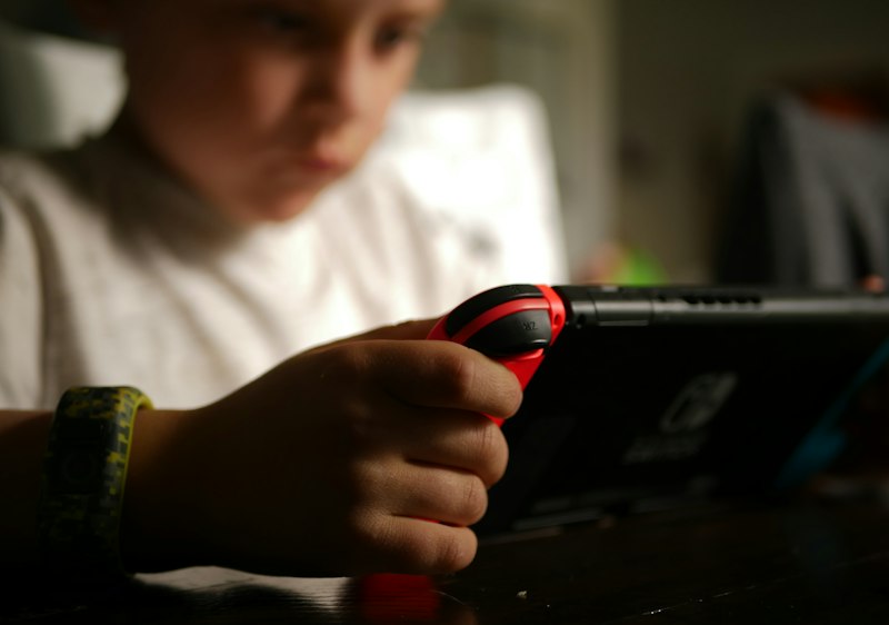 Παιδί παίζει σε tablet