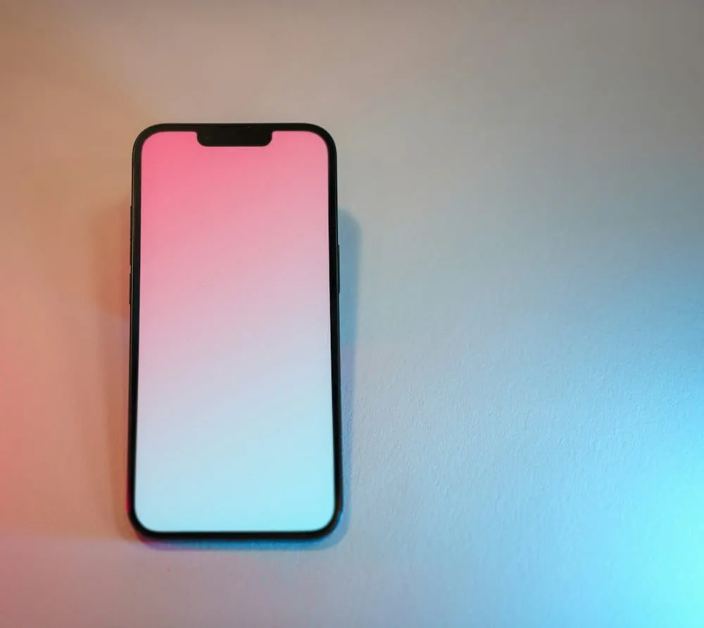 Smartphone σε χρωματιστό φόντο