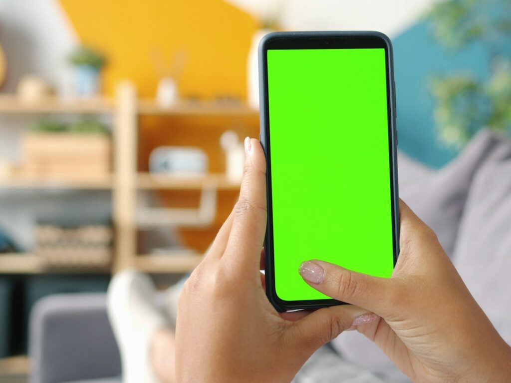 Χέρι κρατά smartphone