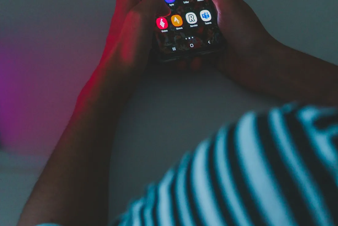 Κινητό τηλέφωνο με εφαρμογές σε σκούρο φόντο
