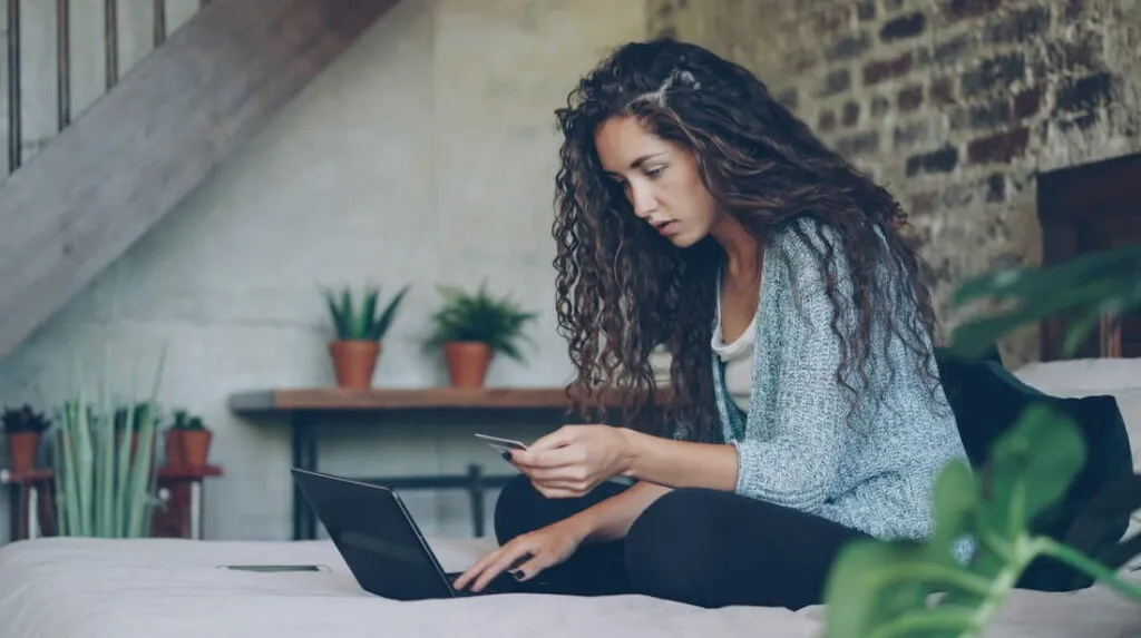 Γυναίκα ψωνίζει online από το κινητό
