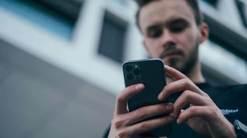 Άνδρας χρησιμοποιεί το smartphone του