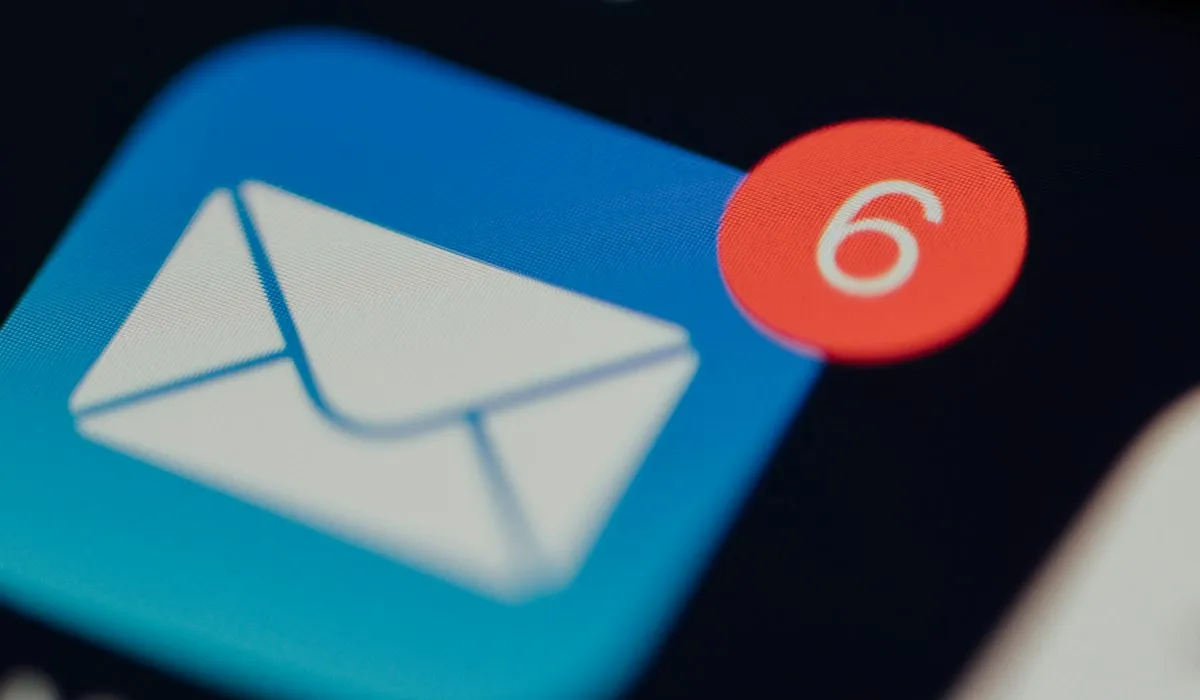 Εικονίδιο email με ειδοποίηση, παράδειγμα ψεύτικου μηνύματος phishing